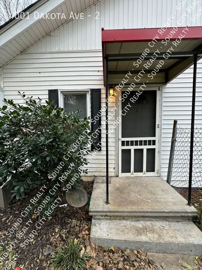 Building Photo - 1 bed/1 bath unit in triplex located in th...