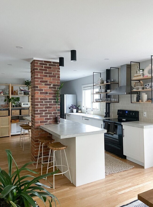 Building Photo - Remodeled Bright and Sunny 2 Bed / 1 Bath ...