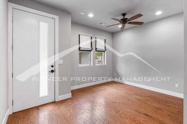 Foto del edificio - Spacious Home with Central AC and Mountain/City Views