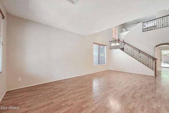 Foto del edificio - 1543 E Nightingale Ln