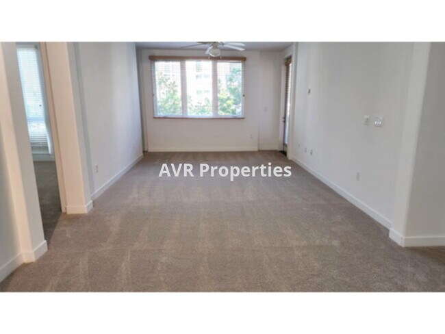 Building Photo - Fantastic fourth floor home
