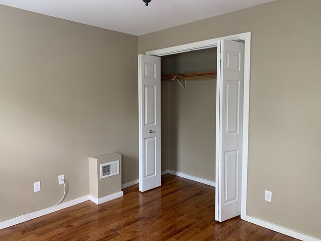 Building Photo - Gorgeous 3BR, Single Family Home IN EAST ROCK! PARKING! LAUNDRY!