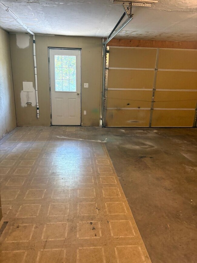 Foto del edificio - 3 Bedroom/1.5 Bath End Unit, Parking-Cherr...