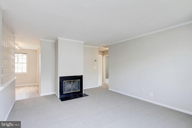 Building Photo - 2839D S Wakefield St
