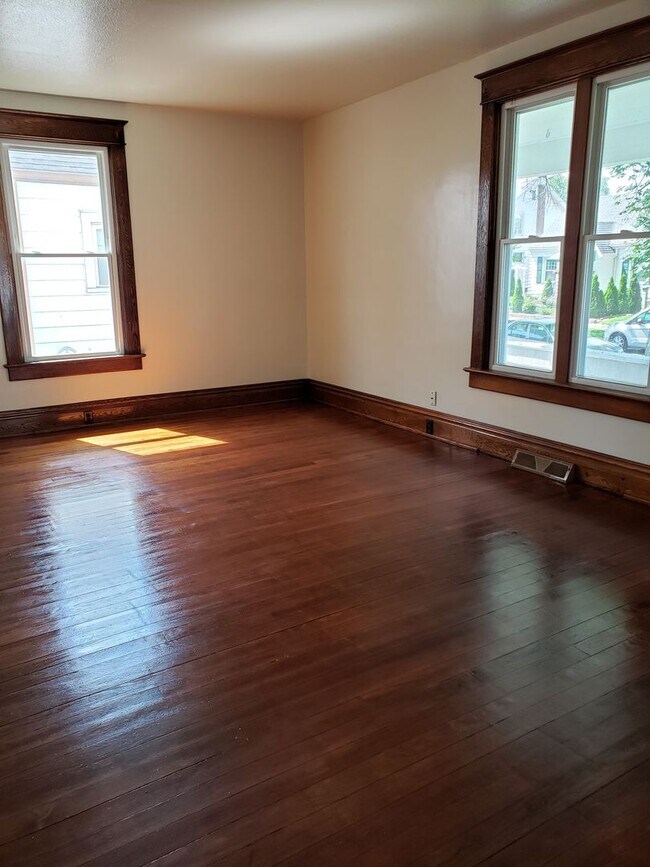Building Photo - 3 BR Near Fort Wayne Children's Zoo
