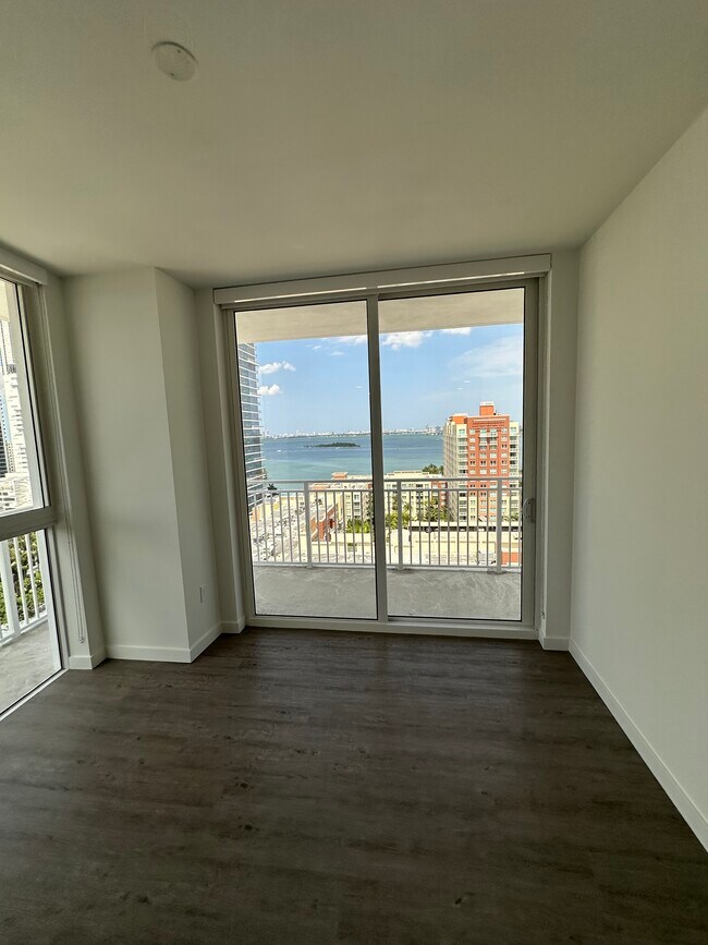 Foto del edificio - 221 NE 19th St