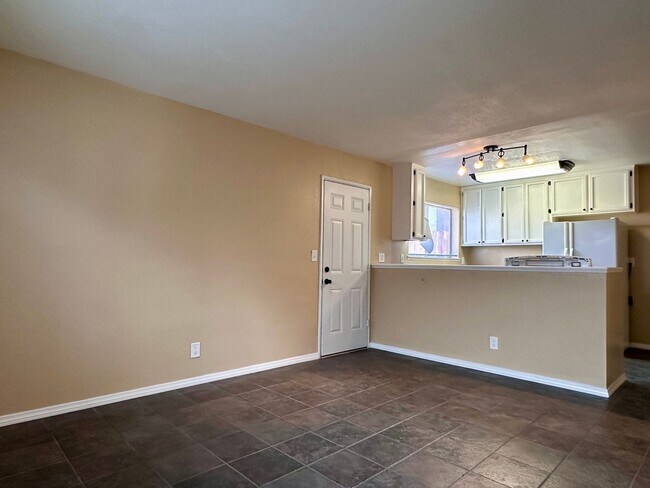 Foto del edificio - AVAILABLE NOW!!