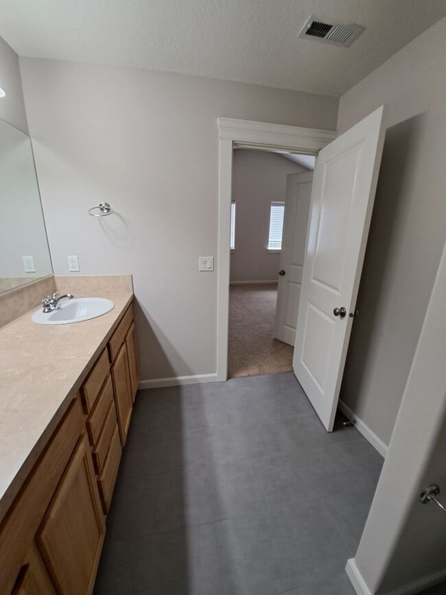 Building Photo - 3 bedroom End Unit Townhouse - Oregon City