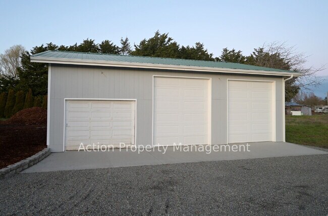 Foto del edificio - Newly renovated 3 bed 2 bath w/ large 3 bay garage, in Dungeness