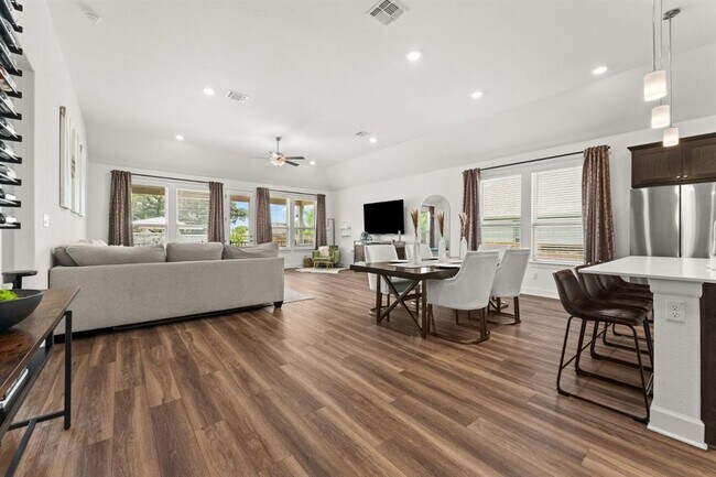 Foto del edificio - 240 Trout River Rd