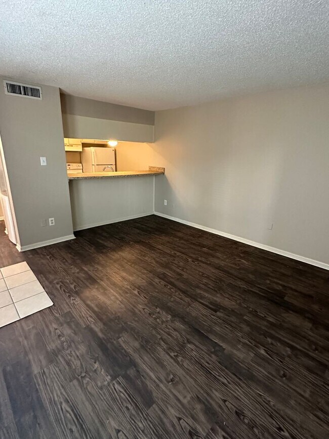 Foto del edificio - 6692 Whispering Oak Pl