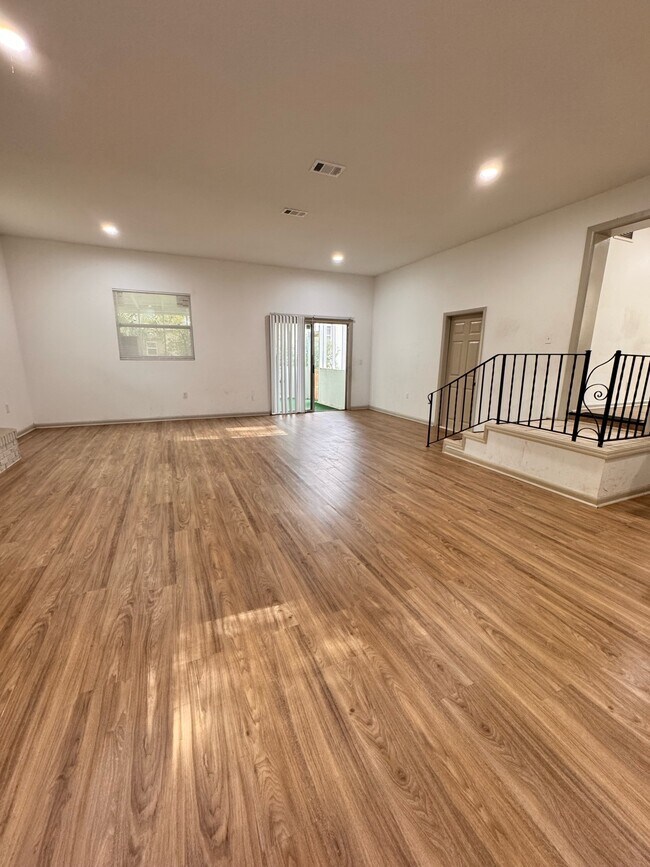 Building Photo - 6910 Cartier Cir