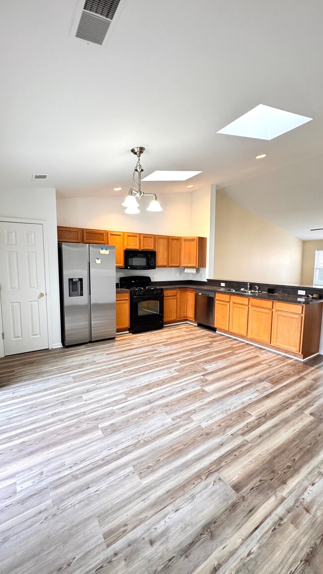 Building Photo - 691 W 77th Ave