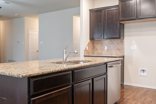 Building Photo - Spacious 3-Bedroom, 2-Bath Home in Lake Po...