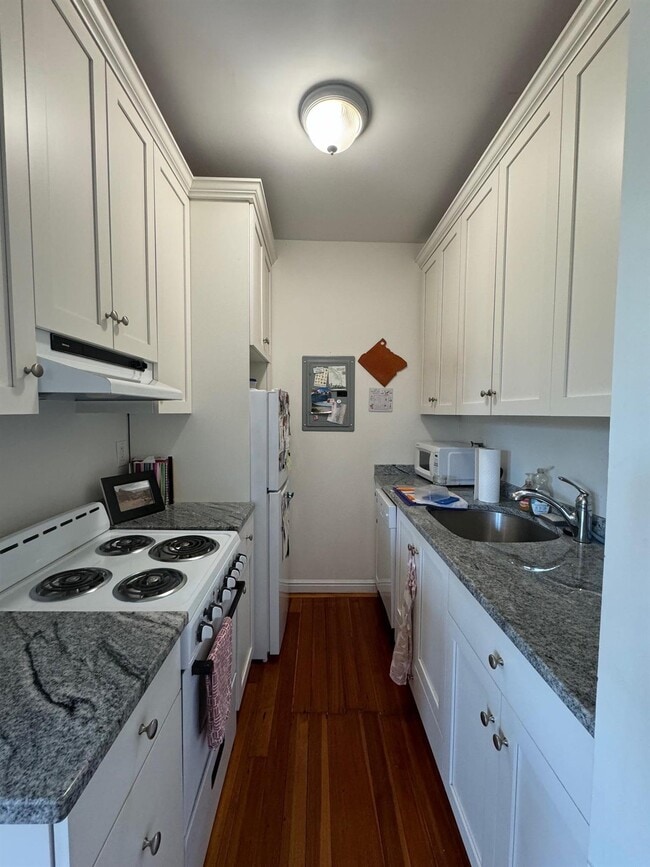 Building Photo - 38 Craigie St