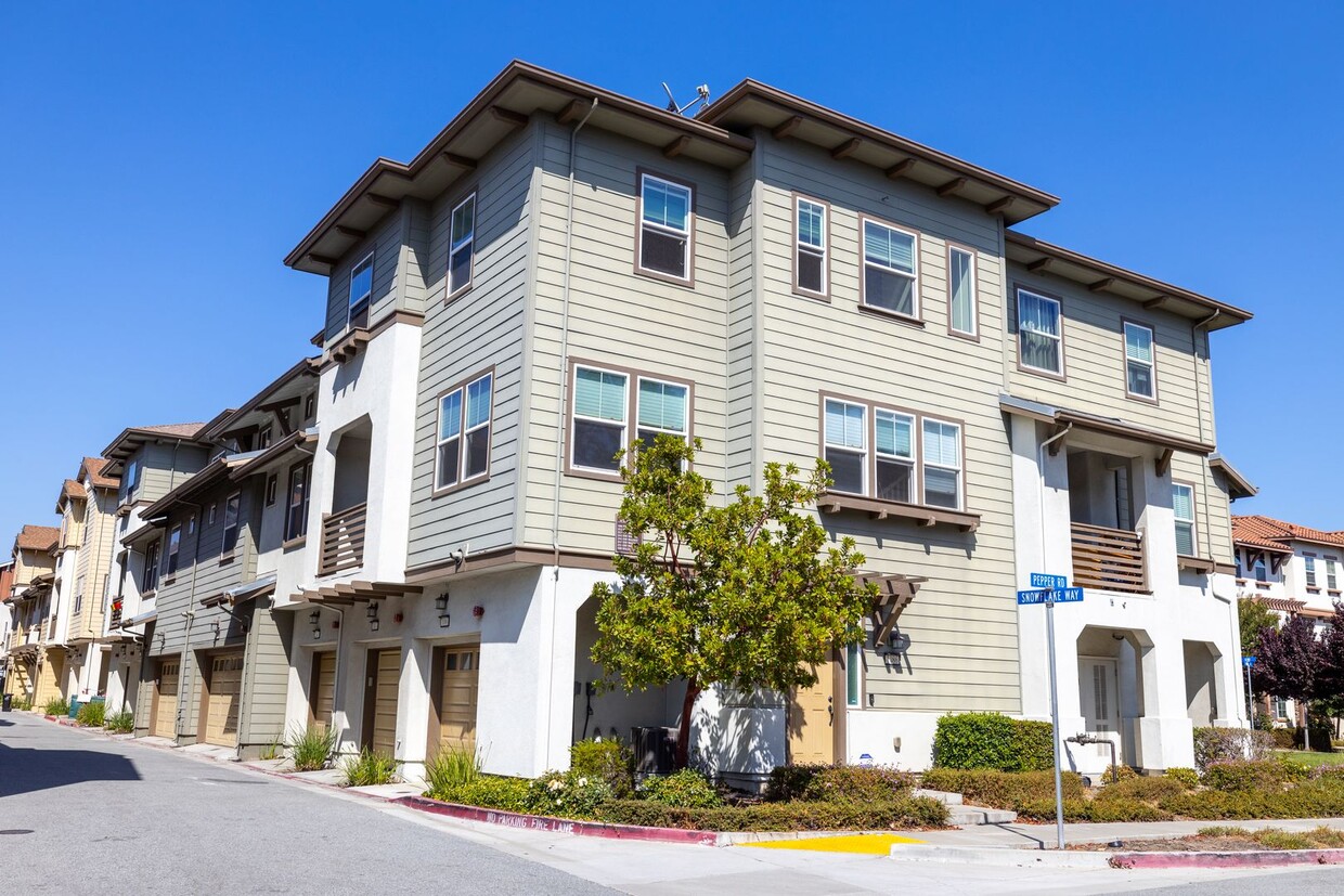 Primary Photo - Beautiful townhouse near I-680
