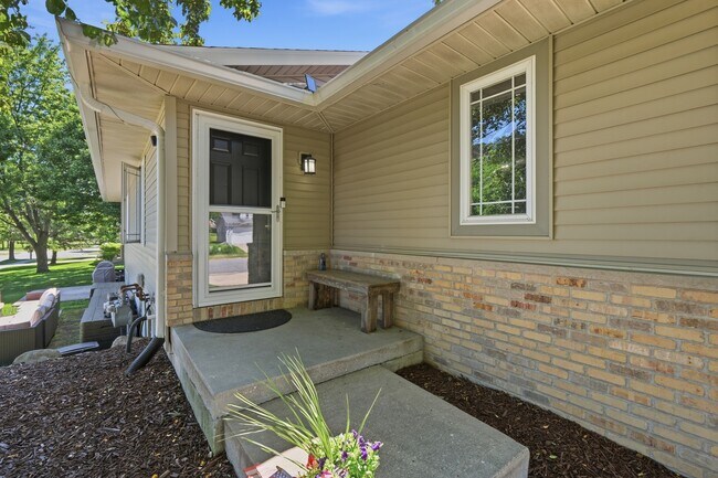 Entrada 1053 - 1051 Tamarack Way