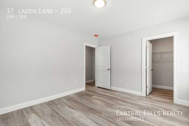 Building Photo - 2 Bedroom Available Now !