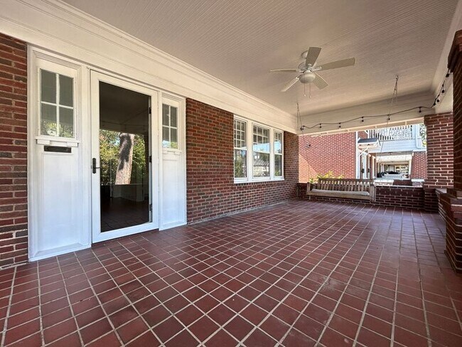 Foto del edificio - 933 St Charles Ave NE