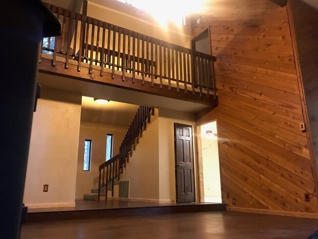 Building Photo - Fabulous 3 bedroom home near Jenkinson Lake.