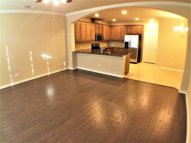 Building Photo - Immaculate 3 Bed 2 Bath Townhome!