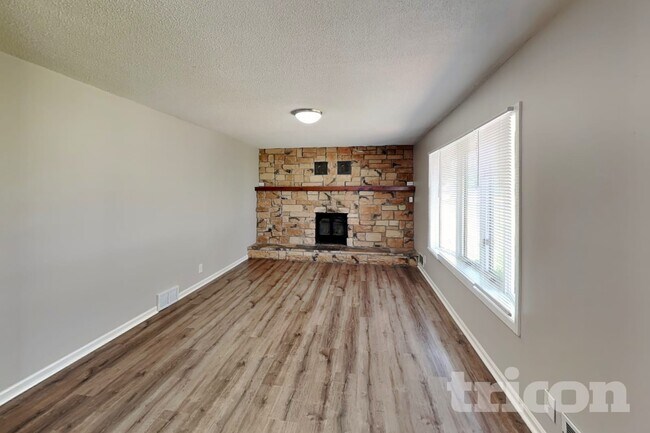 Foto del edificio - 1572 Pullman Ave