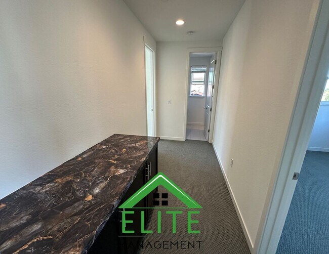 Foto del edificio - Beautiful 3-Bedroom Home in Desirable Trac...