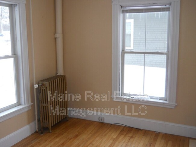 Building Photo - 591 Main St
