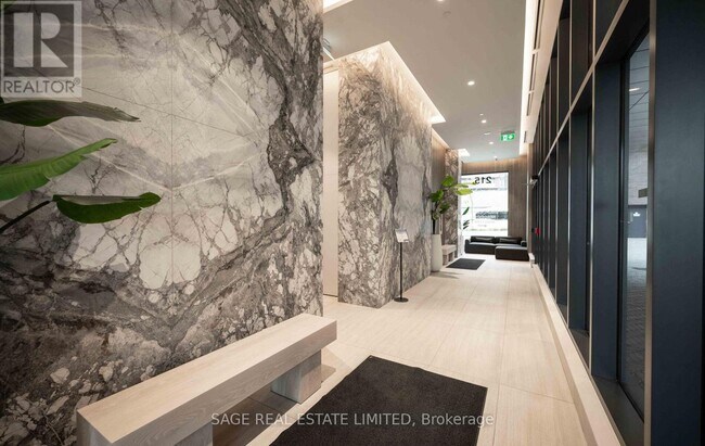 Photo du bâtiment - 215 Lakeshore Rd W