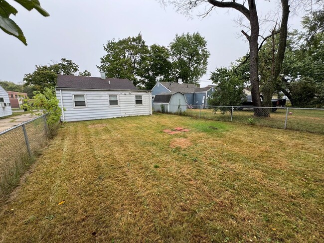 Building Photo - 3 Bed, 1 Bath in South Bend IN. ACCEPTING ...