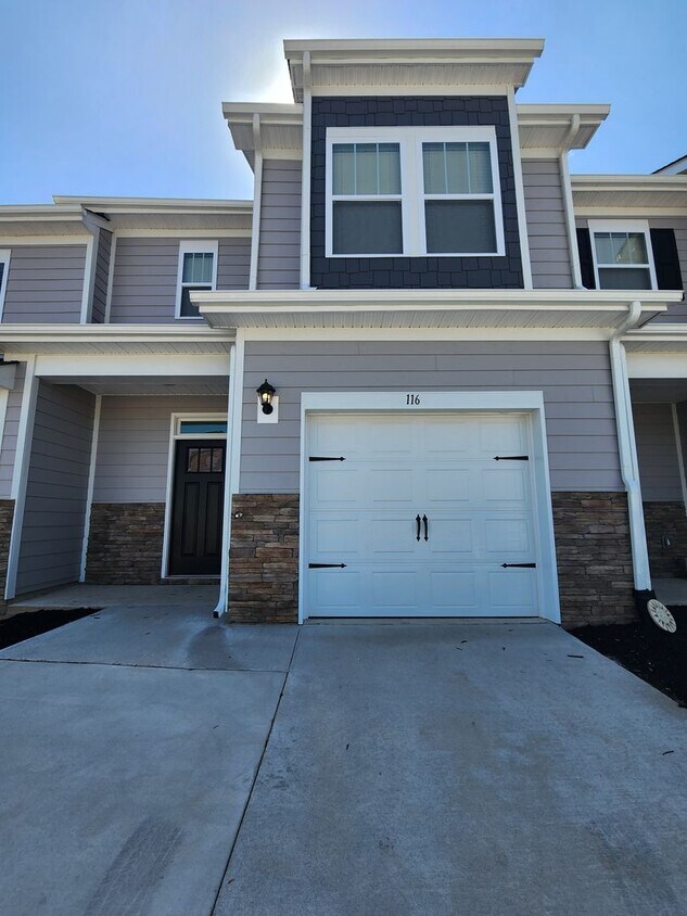 Foto principal - **6 Month Lease** Hendersonville Rental!