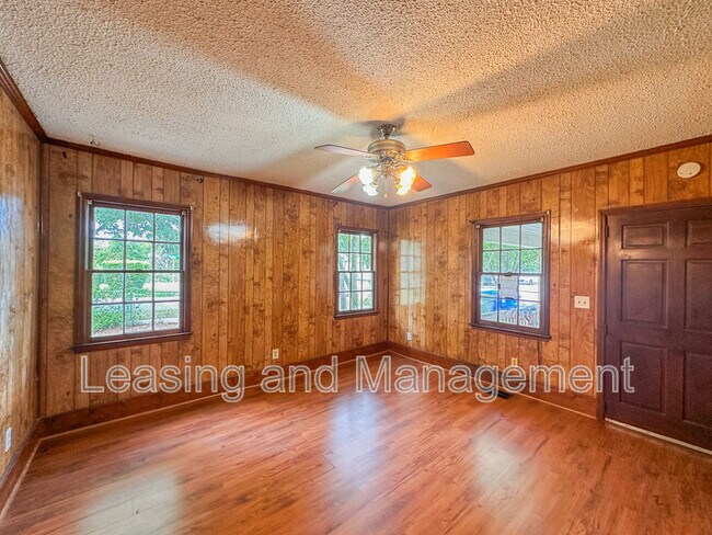 Foto del edificio - 211 W Poplar St