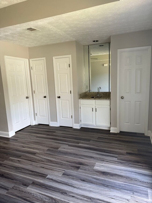 Building Photo - 2107 Fairway Ct SE