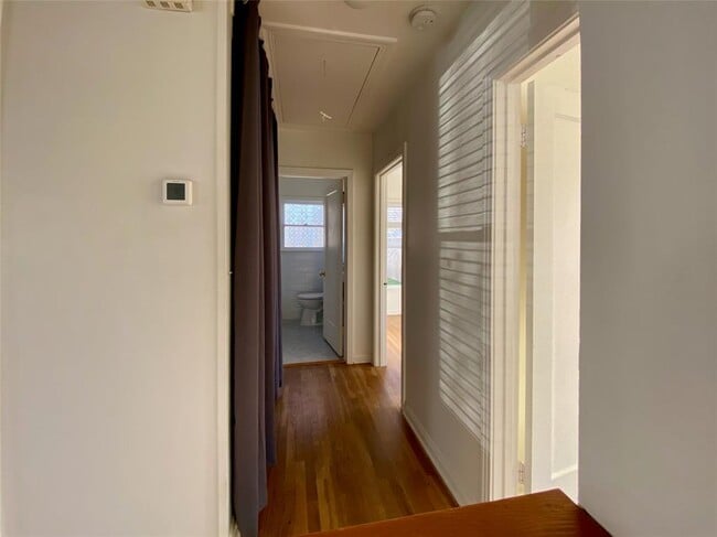 Foto del edificio - 7111 Grover Ave