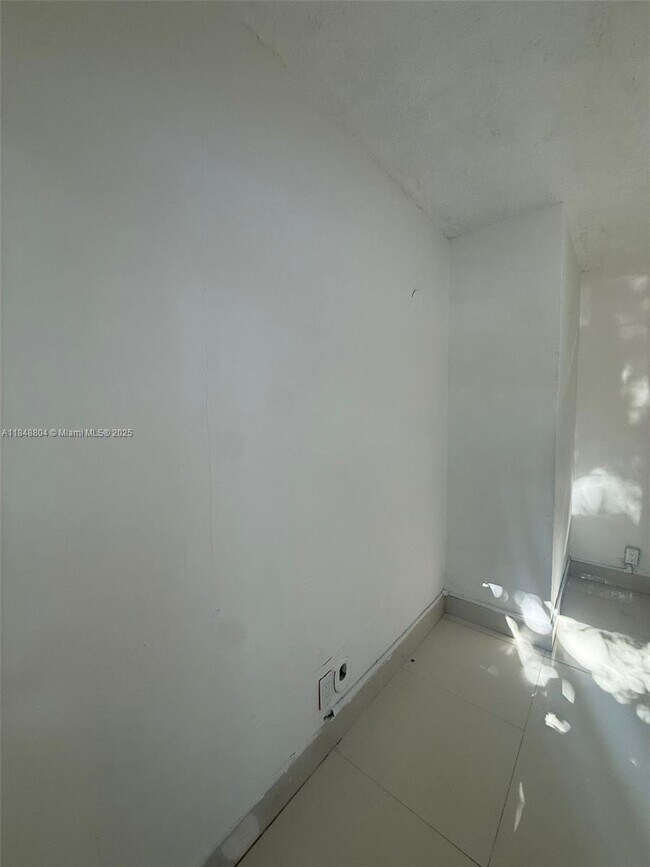 Foto del edificio - 14800 NW 2nd Ave