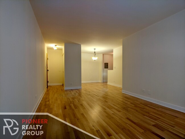 Building Photo - 630 W Wrightwood Ave