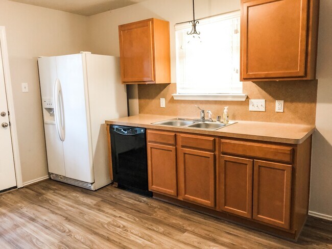 Building Photo - 33126 Cottonwood Bend