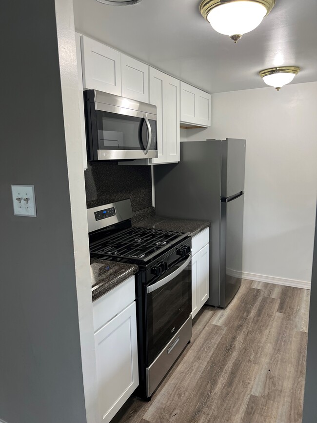 Building Photo - Franklin Square Townhomes