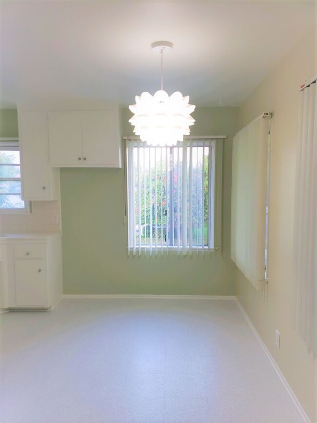 Foto del edificio - SUNNY TWO BEDROOM ONE BATH Apartment ***