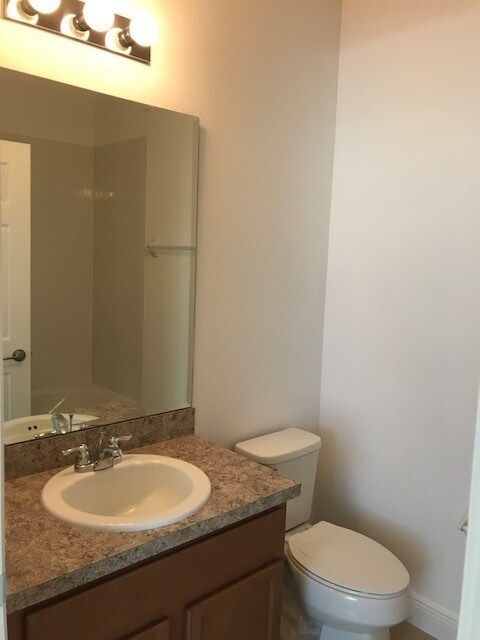 Building Photo - HUGE 5 BEDS TWO STORY!!! CLOSE TO HIGHWAYS...