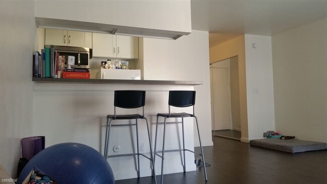 Foto del edificio - 2711 Ellendale Pl