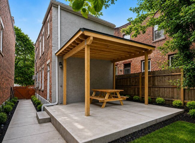 Foto del edificio - 2156 W Clifton Ave