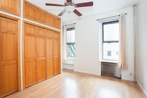 Building Photo - 506 W 47th St