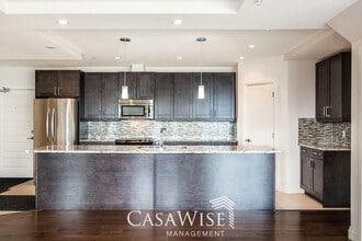 Building Photo - 1350-1350 Windermere Way SW