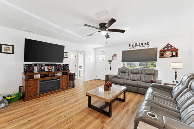 Building Photo - 526 Camellia Ave