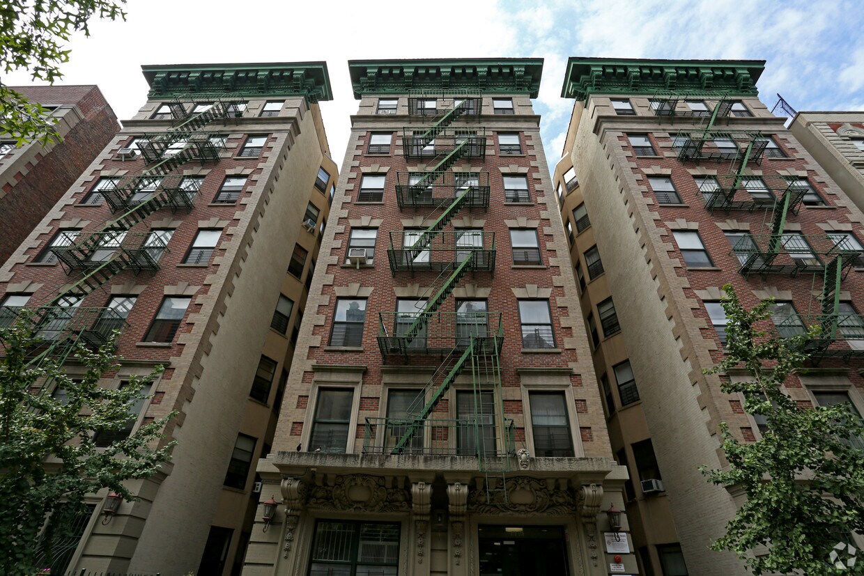 Foto del edificio - Elevatored Apartment Building