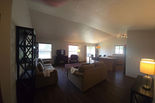 Building Photo - For Rent: 3 Bed, 2 Bath Home with Garage i...