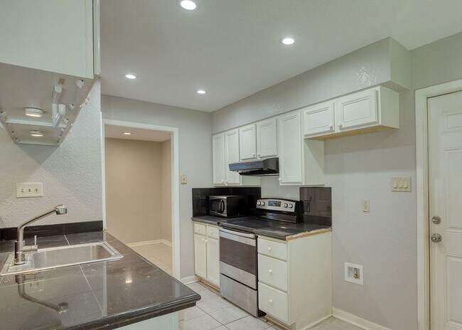 Building Photo - Nice rental in Harmony Hills