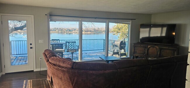 Foto del edificio - 3312 W Lakeshore Dr