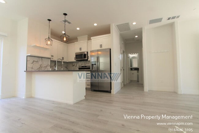 Building Photo - 208 Manzanita Ave